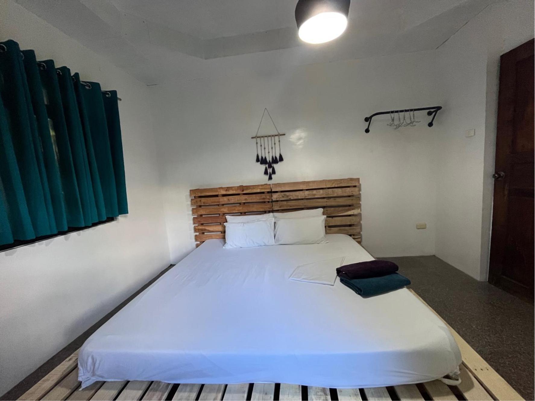 Uncharted Hostel Puerto Galera Ngoại thất bức ảnh