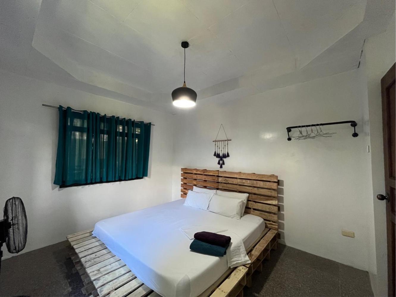 Uncharted Hostel Puerto Galera Ngoại thất bức ảnh