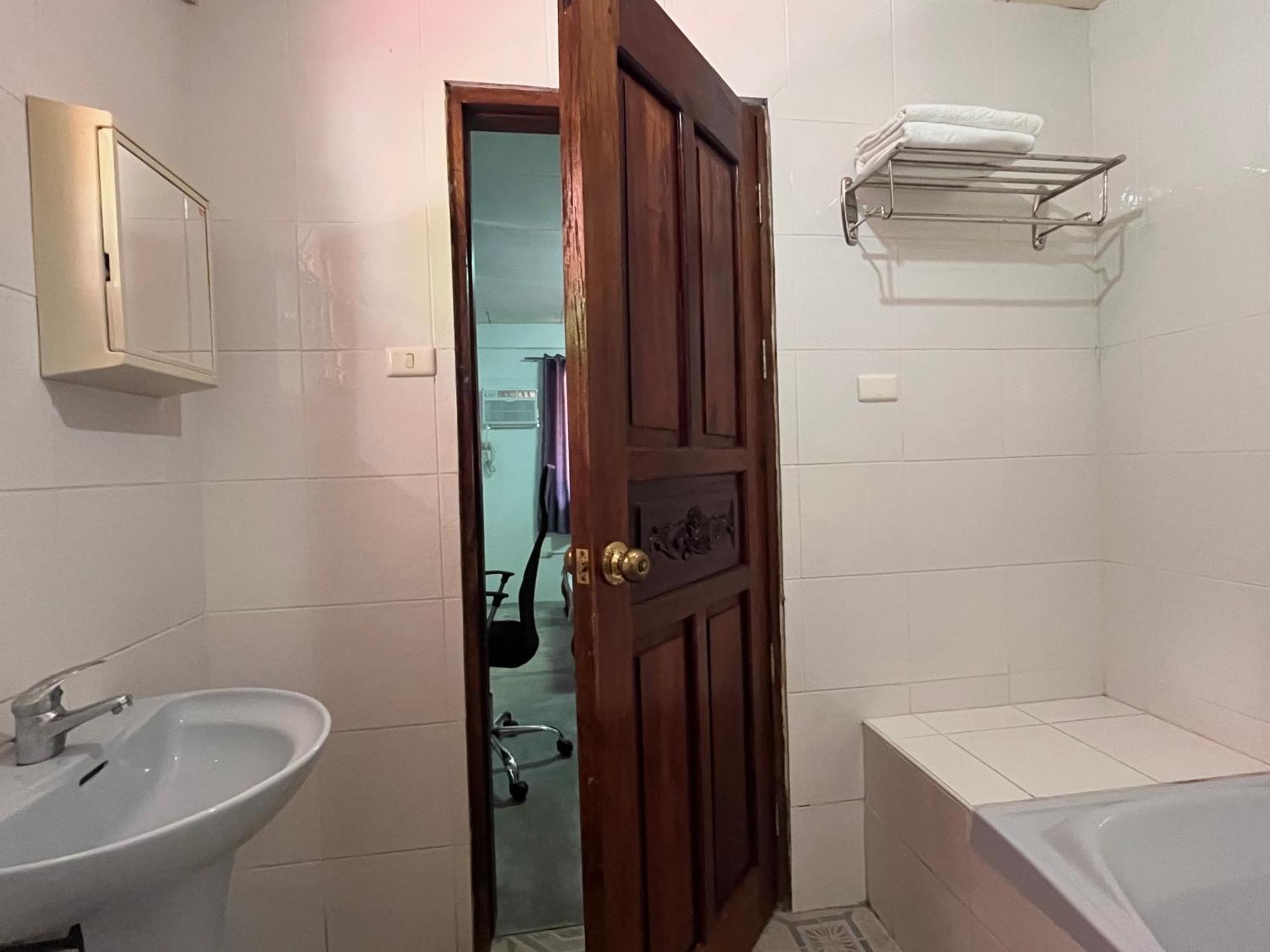Uncharted Hostel Puerto Galera Ngoại thất bức ảnh
